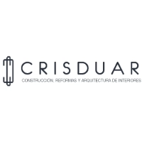 Logotipo de CRISDUAR: CONSTRUCCIÓN, REFORMAS Y ARQUITECTURA DE INTERIORES, con un icono vertical de diseño minimalista.