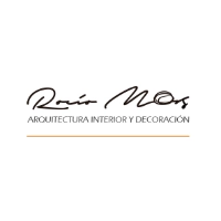 Logotipo de Rocío Mos: Firma estilizada de "Rocío Mos" sobre el texto "ARQUITECTURA INTERIOR Y DECORACIÓN".