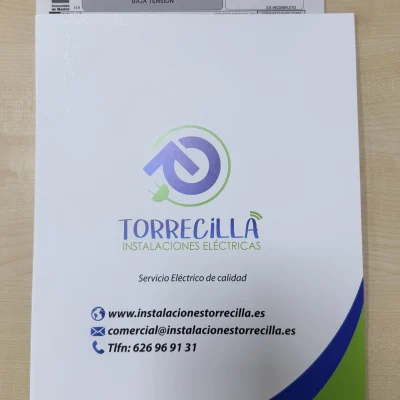 Cubierta de un documento de la empresa "TORRECILLA INSTALACIONES ELÉCTRICAS", con su logo e información de contacto.